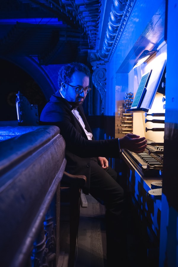 Organista en la consola durante la Batalla de Órganos