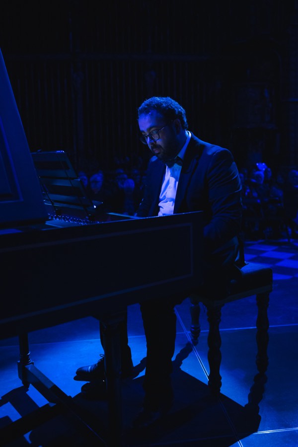 Organista bajo luz azul en la Catedral